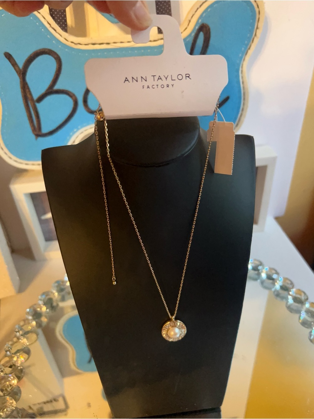 Ann Taylor NWT Gold Pearl Pendant Necklace adjustable